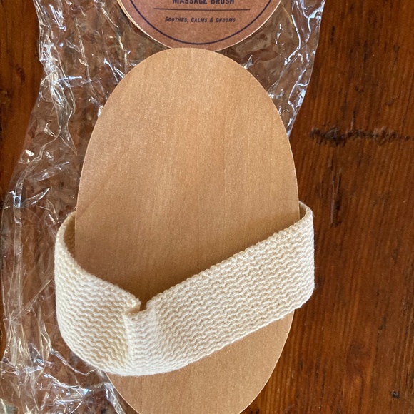 New Dog Paw Brush and Massage Brush - Picture 5 of 6